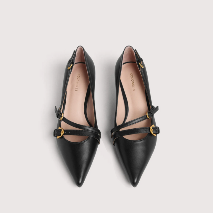 Coccinelle Spitz zulaufende Kitten-Heel-Pumps in Schwarz