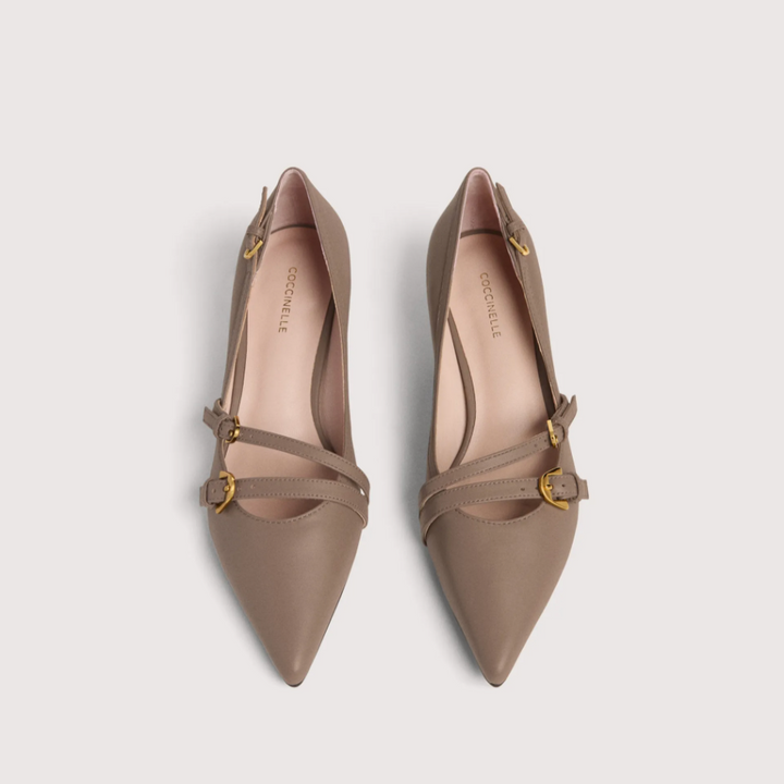 Coccinelle Spitz zulaufende Kitten-Heel-Pumps in Taupe