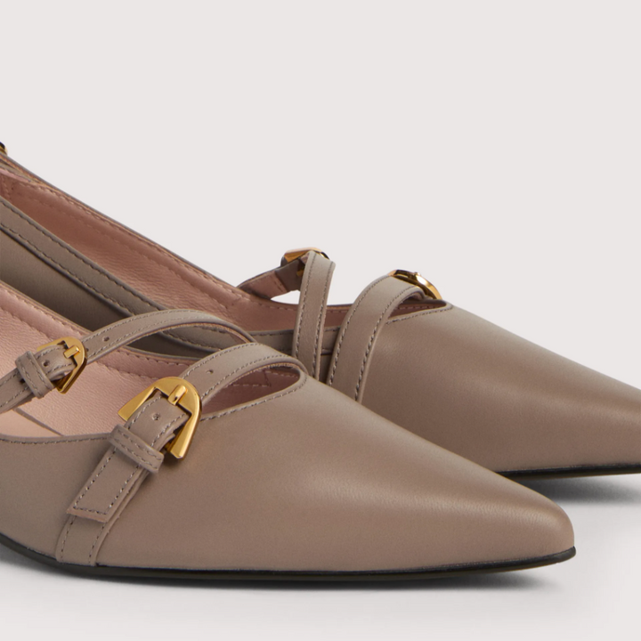 Coccinelle Spitz zulaufende Kitten-Heel-Pumps in Taupe