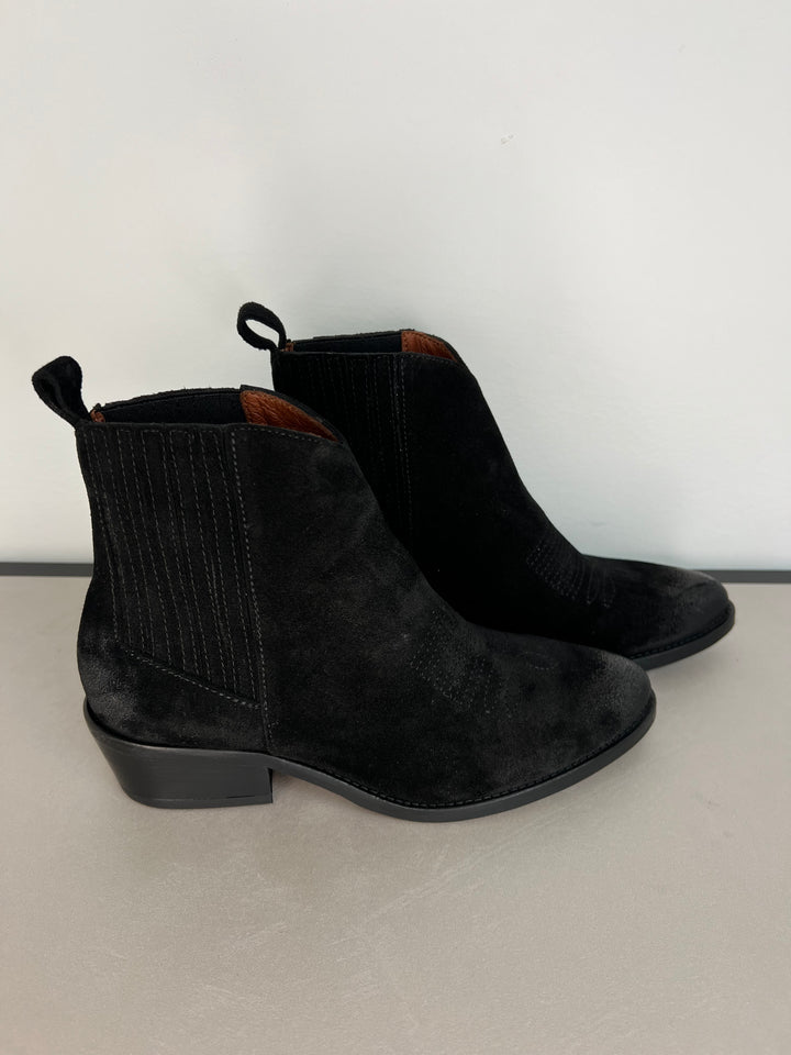 Ankle Boots in schwarz aus Stoff