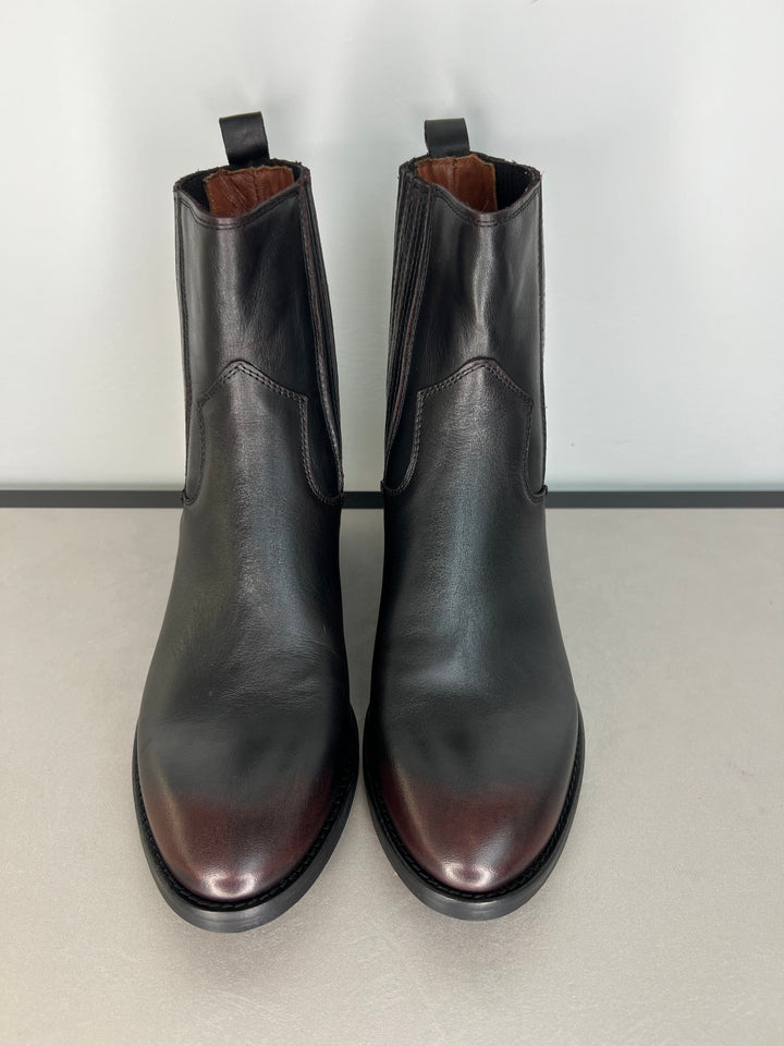 Ankle Boots in schwarz mit rotem Akzent