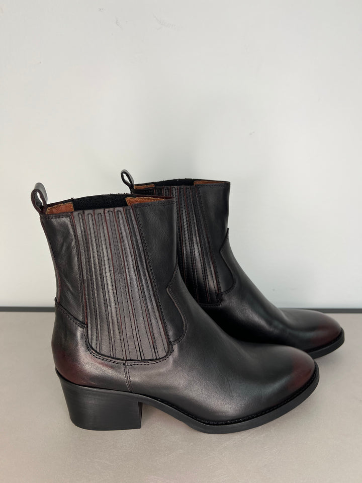 Ankle Boots in schwarz mit rotem Akzent
