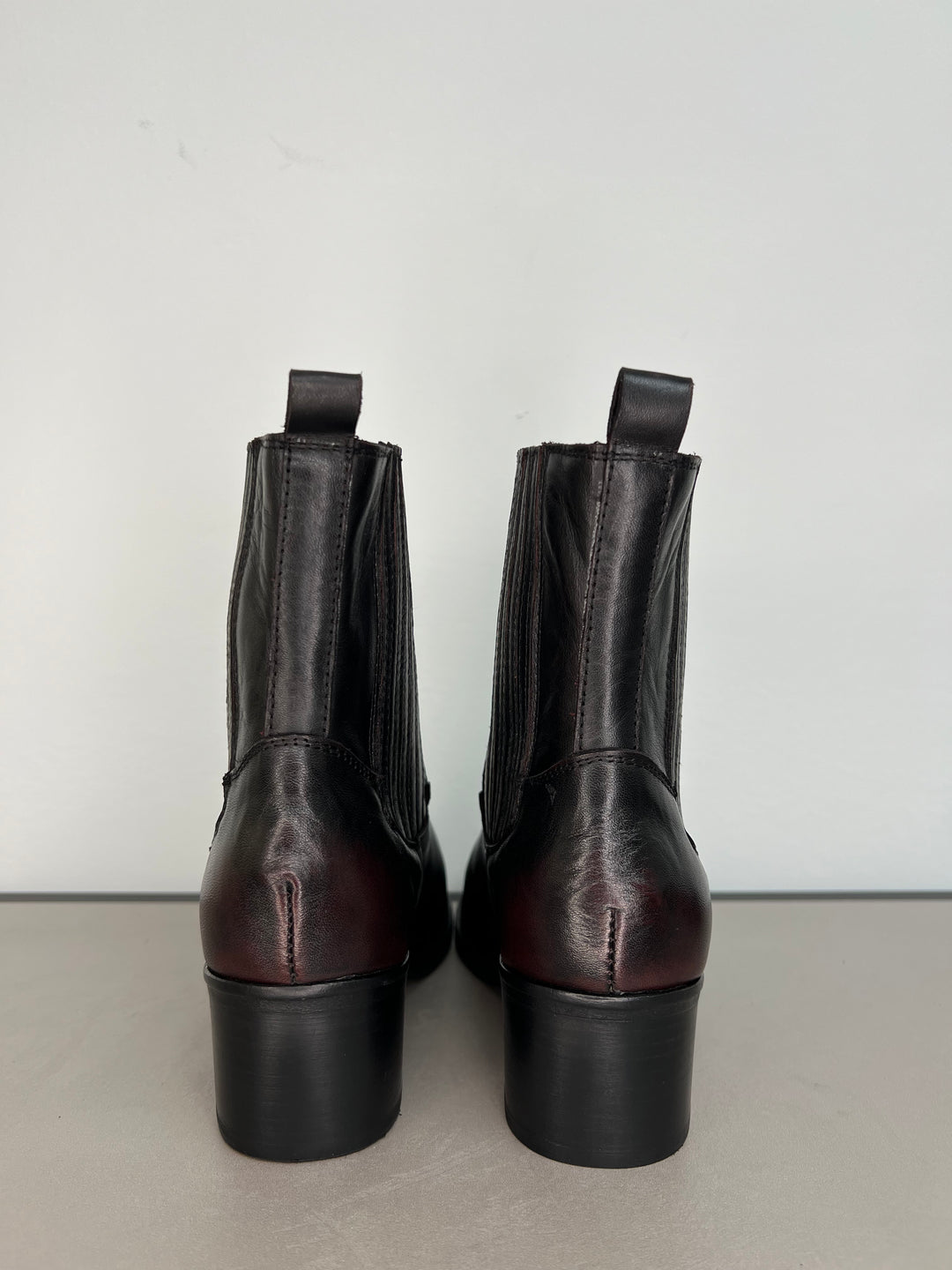 Ankle Boots in schwarz mit rotem Akzent