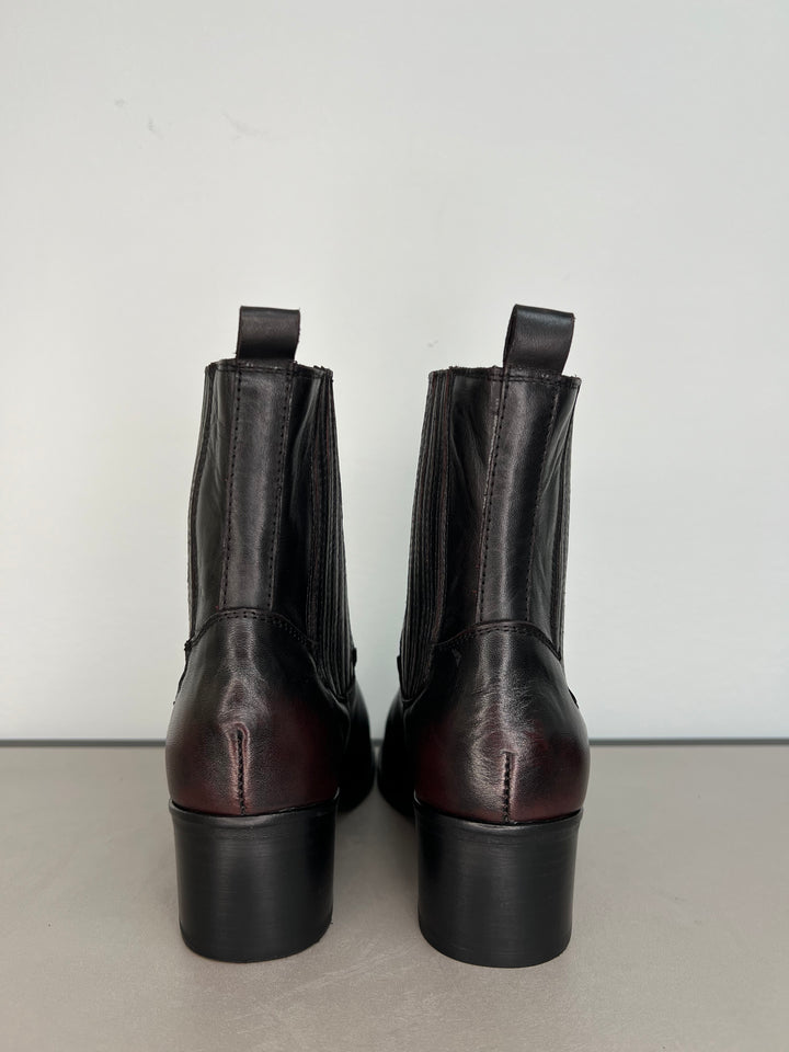 Ankle Boots in schwarz mit rotem Akzent